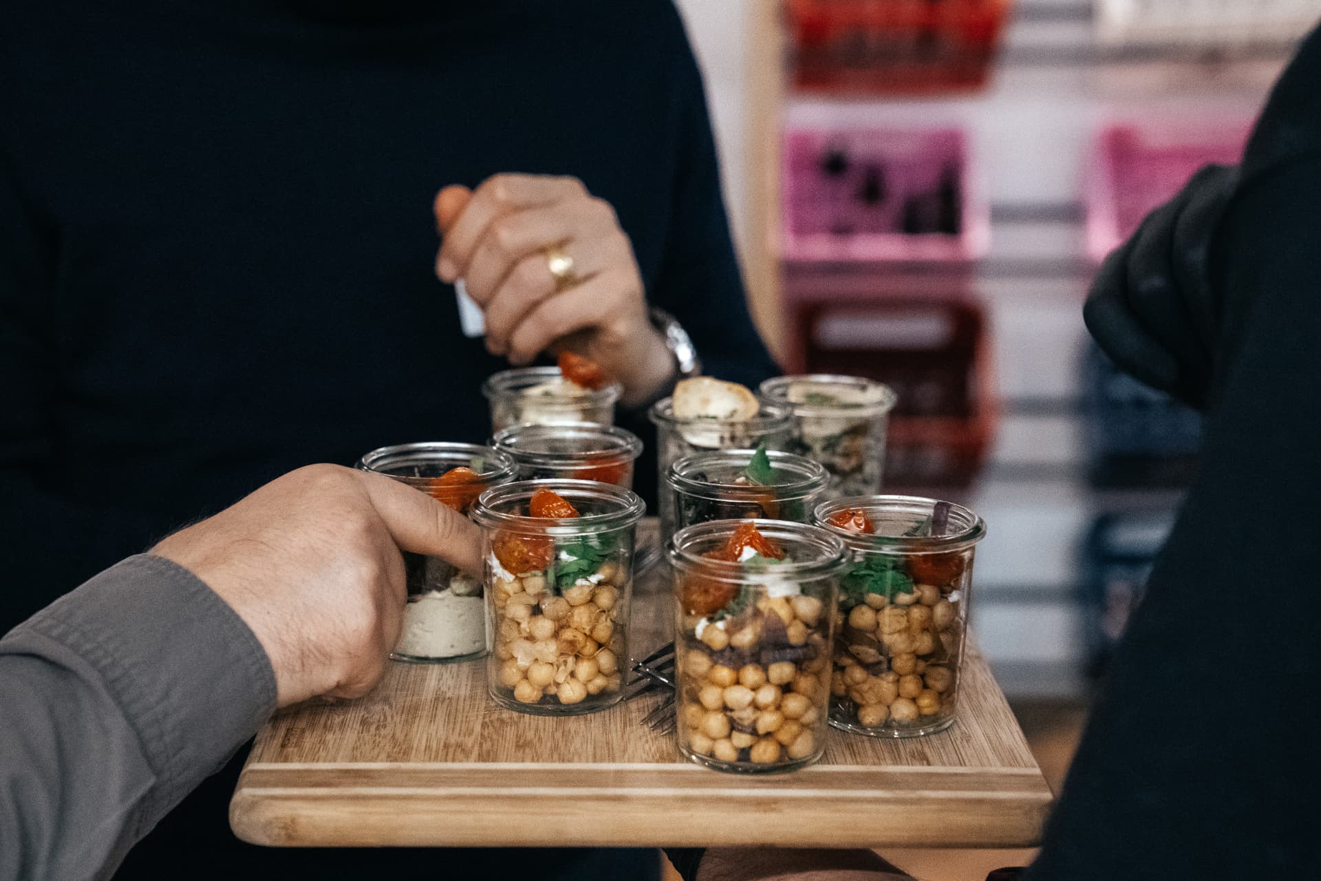 Fingerfood im Glas wird auf einem Holztablett serviert