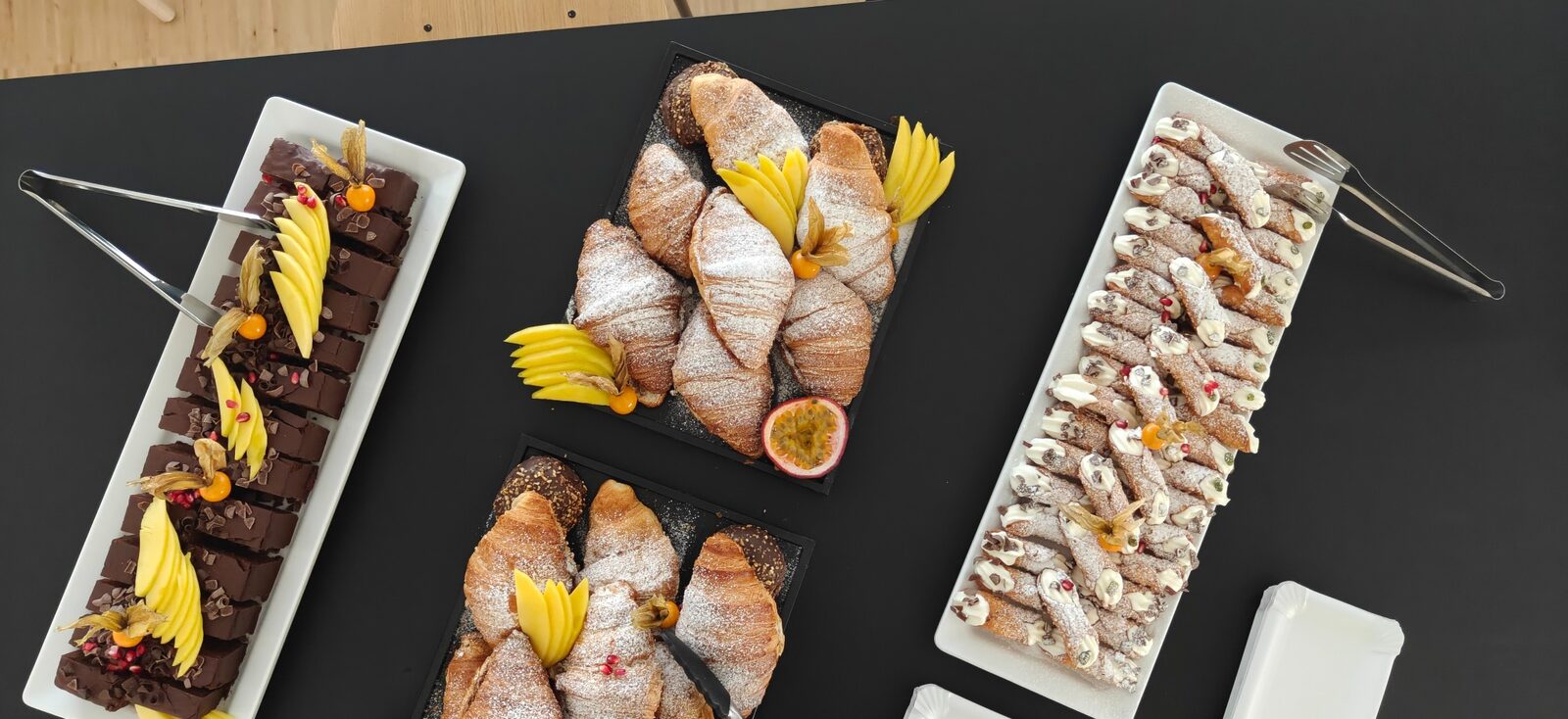 Dessert-Buffet mit Cannoli, Cornetti und Schokoladenschnitten