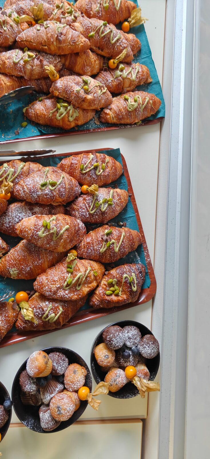 Frische Cornetti und Gebäck für ein Frühstücks-Catering